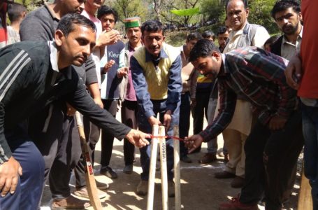ग्रामीण क्षेत्र अंडर-19 की क्रिकेट प्रतियोगिता की ट्रॉफी पर बोकाला टीम का कब्जा ।
