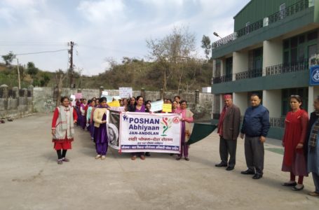 रामपुरघाट में खूब गरजी महिला शक्ति, कहा कि वंश हम ही से चलेगा, जमाना ये क्यों भूल रहा है। अपराजिता कार्यक्रम में रैली निकाल कर किया जागरूक। मुख्य अतिथि समाजसेवी आरपी तिवारी ने हरी झंडी दिखा कर किया रैली को रवाना।