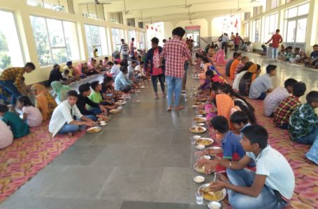 पांवटा के नपातालेश्वर मंदिर व राधा कृष्ण हनुमान यमुना मंदिर में जागरण व भंडारे का आयोजन किया गया।