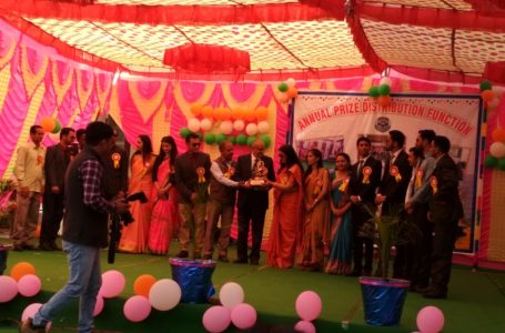 शिलाई महाविधालय में वार्षिक परितोषिक विरतण समारोह आयोजित  | वैभव व्  मनीषा ठाकुर को सर्वश्रेष्ठ छात्र  व् छात्रा पुरस्कार से नवाजा गया ।