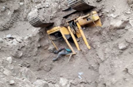 भूस्खलन की चपेट में आई पोकलेन मशीन और चालक रवि कुमार को लोक निर्माण विभाग की टीम ने 11वें दिन मशीन शव को मलबे के नीचे निकाला गया ।