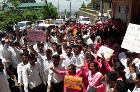 बीएड धारकों को जेबीटी भर्ती के लिए मान्यता देने के विरोध में दिया धरना,/सैकड़ों जेबीटी प्रशिक्षुओं ने जमकर की नारेबाजी ।