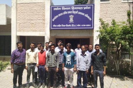 गोंदपुर में एक निजी दवा कम्पनी से एक दर्जन मजदूरों को निकलने पर दर्जनों मजदूरों ने कम्पनी के बाहर दिया धरना पर्दशन। मजदूरों ने श्रम विभाग को इसकी शिकायत ।