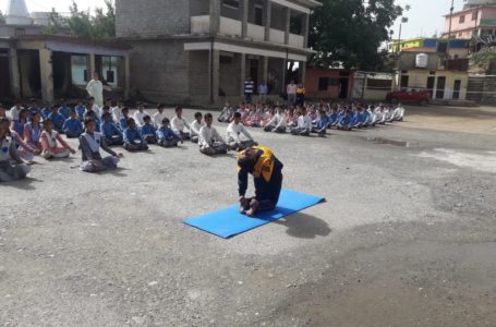 शांति कुञ्ज हरिद्वार से आई छात्राओं ने कफोटा स्कुल के विद्यार्थियों को सिखाया, योग व ध्यान की सभी क्रियाओं व मुद्राओं पर मार्ग दर्शन |