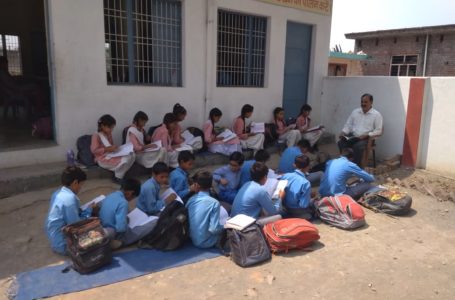 राजकीय माध्यमिक स्कूल बेहडेवाला में बच्चे 45 डिग्री के तापमान में भी खुले आसमान के निचे पढ़ाई करने को मजबूर हो रहे है।
