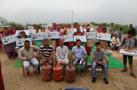 मुख्यमंत्री गृहणी योजना के तहत खुड़ गांव में  महिलाओं को बांटे गैस कनेक्शन /महिलाओं ने प्रदेश सरकार का जताया आभार।