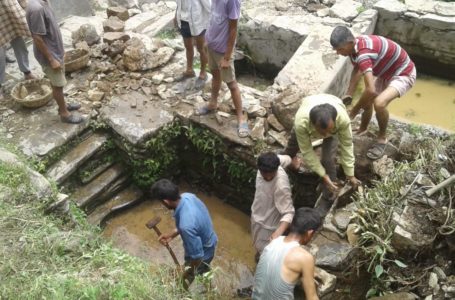 शरली गाँव में पीने का पानी नही मिलने पर ग्रामीण परेशान , लोग बावडी का गंदा पानी पीने को मजबूर, आई पी एच विभाग नही ले रहा सुध |