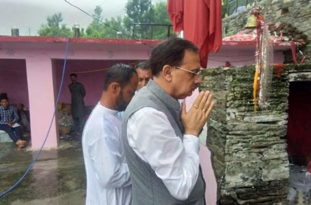 शिंलाई के विधायक  ने गुगा पीर मंदिर शिंलाई में नवाया शीश ।