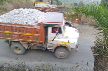 पूरुवाला -बनोर सड़क  पर जमकर ओवरलोडिंग/ …ओवरलोडिंग ट्रक दे रहे हादसे को बुलावा |