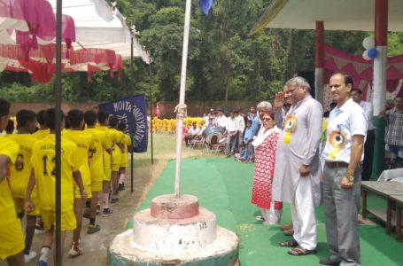 नेताजी का… तपती धूप व उमस में घंटों इंतजार करते नौनिहाल।