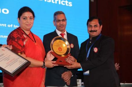 चक दे सिरमौर…  बेटी बचाओं-बेटी पढाओं कार्यक्रम के लिये केन्द्रीय महिला एवं बाल विकास मंत्री स्मृति ईरानी ने सम्मानित किया।