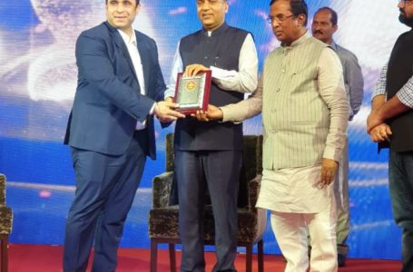 सीएम जयराम ठाकुर  ने वाइस प्रेसिडेंट लैबोरेट विनय भाटिया को सम्मानित/… कहा विकास के लिए उद्योग अहम हिस्सा ।