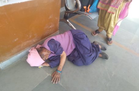 शिलाई से सिविल अस्पताल के लिए रेफर पैरालाइज से पीड़ित महिला 1 घंटे तक पड़ी रही अस्पताल के फर्श पर ।