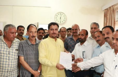 भारतीय मजदूर संघ के पदाधिकारियों ने विधायक राकेश जंवाल को एक मांगपत्र सौंपा |