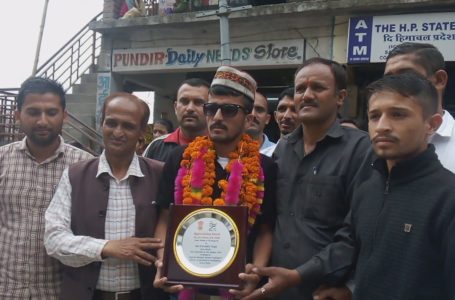 219 किलोमीटर की रन के बाद संगड़ाह लौटे बबलू का विभिन्न संगठनों तथा छात्रों द्वारा नागरिक अभिनंदन किया |