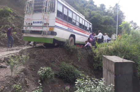 बाल बाल बची निजी बस दुर्घटनाग्रस्त होते ।