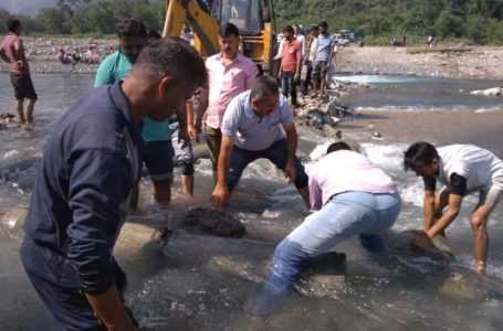 गिरी नदी पर सेतू बना कर दिखाई नेताओं को आम आदमी की ताकत/…वैकल्पिक मार्ग बना लापरवाह सरकार व नेताओ को दिखाया आईना।