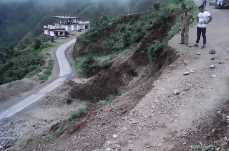 आखिर क्यों -अधिकारियों की चुप्पी के चलते लगातार सरकारी भूमि पर अतिक्रमण हो रहा ।