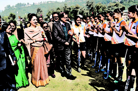 पड्डल में हिमाचल प्रदेश विश्वविद्यालय अंतर महाविद्यालय महिला हाकी प्रतियोगिता शुरू |