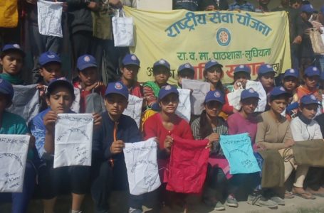 प्लास्टिक मुक्त भारत का संदेश रंग ला रही है दर्जी द्वारा शुरू की गई क्लोथ बैग इस्तेमाल की मुहिम ।