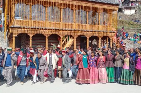 सात खत के धार्मिक समागम मे हजारों श्रद्धालुओं ने नवाया शीश ।