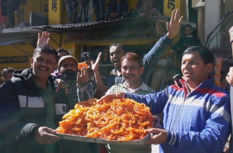 श्री राम मंदिर केस में फैसला आने पर संगड़ाह में बंटी जलेबियां ।