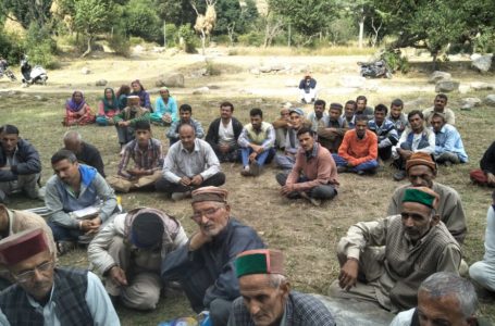 विस्थापितों ने दोहराई प्रति परिवार पांच बीघा भूमि देने तथा तथा पुनर्वास राशि बढ़ाने की मांग ।