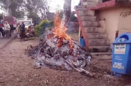 विवाहिता की मौत के बाद मायका पक्ष ने ससुराल के आंगन में ही जलाया बेटी का शव ।