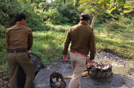 पुलिस ने दो अवैध कच्ची शराब की भट्टियों सहित 50 लीटर लाहन को  नष्ट किया ।