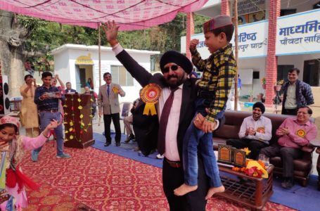नेज फार्मा कम्पनी के चैयरमेन लखविंदर पाल सिंह पूरी ने स्कूली बच्चों संग डाली नाटी |