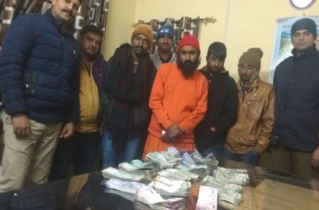 नाके के दौरान 9 लाख रुपए की नगदी सहित पुलिस ने पकड़ा एक बाबा |