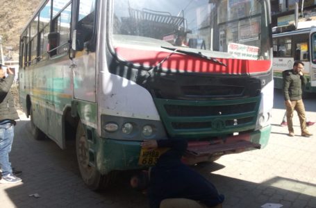 HRTC की बस 50 मिनट तक लेट पंहुचने से छात्र व् लोग  परेशान |