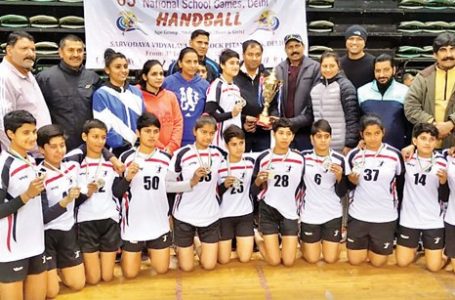 दिल्ली में स्कूल प्रतियोगिता में महिला हैंडबॉल टीम ने कब्जाई चांदी |