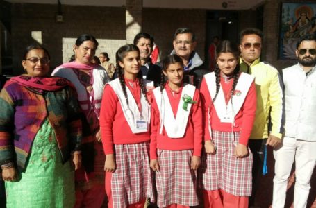 नघेता स्कुल की तीन छात्रायें का चयन राष्ट्रीय हाकी मे , छात्राएं रांची के लिए रवाना ।