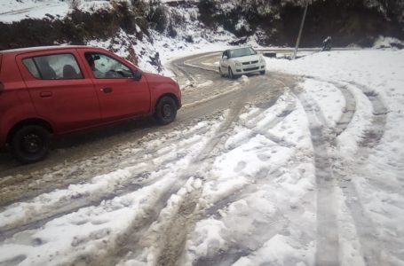 संगड़ाह-गत्ताधार Road से तीसरे दिन भी नही हटाई जा सकी बर्फ |