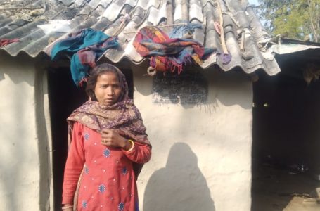 बीपीएल परिवार के पास नही शौचालय , 3 बेटियां समेत परिवार जंगल शौच को मजबूर ।