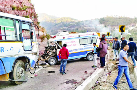 कालका-शिमला एनएच पर दर्दनाक हादसा, 11 लोगों को मिले जख्म |
