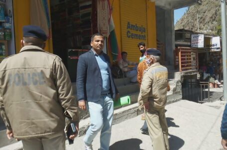 लॉक डाउन लागू होने पर संगड़ाह, प्रशासन आया हरकत में, खुली दुकाने कराईं बंद |