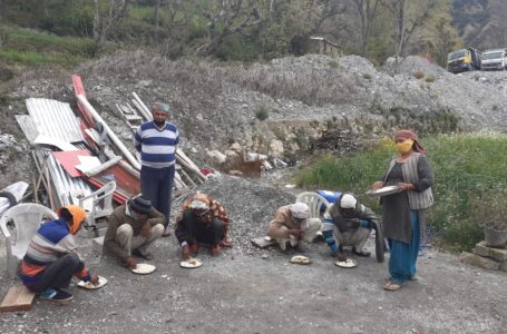 संगड़ाह : प्रो रविंद्र शर्मा ने 17 राजस्थानी मजदूरों को दिया राशन |