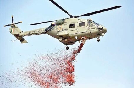 देशभर के कोरोना योद्धाओं पर तीनों सेनाओं ने बरसाए फूल, दी सलामी