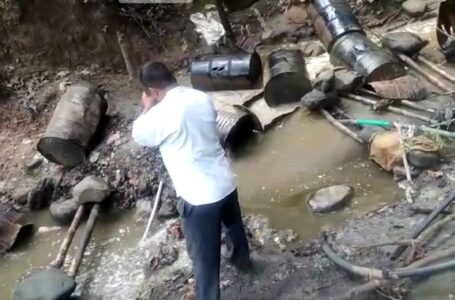 प्रसिद्ध खारा के जंगल में अवैध शराब की 8 भट्ठियां और 21 ड्रमों में रखी करीब 2600 लीटर लाहन को वन विभाग की टीम ने किया नष्ट