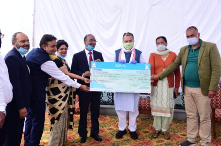 सुरेश भारद्वाज ने आज शहर में सफाई कर्मचारी को किया सम्मानित