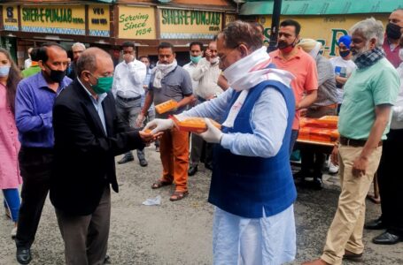 प्रधानमंत्री नरेन्द्र मोदी द्वारा राम मंदिर के शिलान्यास के उपलक्ष्य पर सुरेश भारद्वाज ने बांटी मिठाई