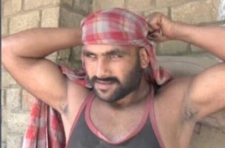 कोरोना के चलते स्टेट चैंपियन पहलवान  कुली  बनने को मजबूर