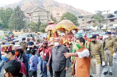 कुल्लू दशहरा उत्सव में न पहुंचने से कारकूनों-हरियानों में मायूसी; भगवान रघुनाथ के रजिस्टर में नाम होने वालों को मिलेंगी केसर की पुडि़यां-बगा