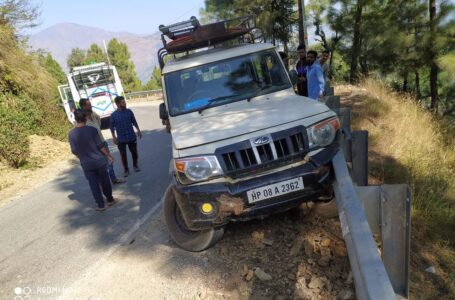 कफोटा के समीप टला बड़ा हादसा,बेरिगेट से  गहरी खाई में गिरने से बची गाड़ी