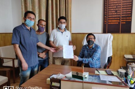राष्ट्रिय राजमार्ग 707 की खस्ताहालत को लेकर क्षेत्रीय युवाओं ने एसडीएम शिलाई से की अपील