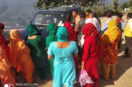रेणुकाजी-तिरमली सड़क की खस्ता हालत से नाराज़ ग्रामीणों ने किया अधिकारियों का घेराव