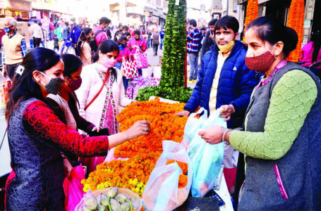 त्योहारी पर्व के चलते ग्राहकों की खूब उमड़ी भीड़, कारोबारियों की चांदी ही चांदी