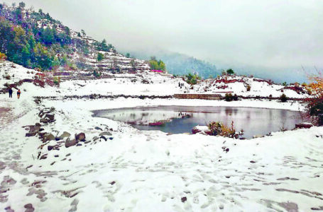 शिलाई : बर्फबारी से चांदपुरधार और भगवान परशुराम ताल का दृश्य बेहद ही आकर्षक